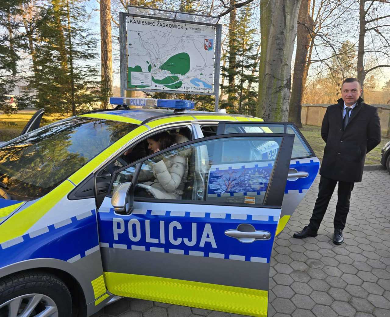 [FOTO] Nowy radiowóz dla policjantów z Kamieńca Ząbkowickiego