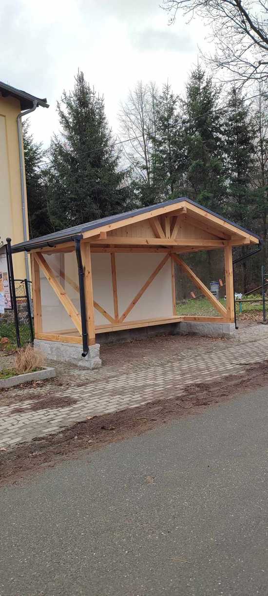 [FOTO] Nowa wiata przystankowa w Kobylej Głowie
