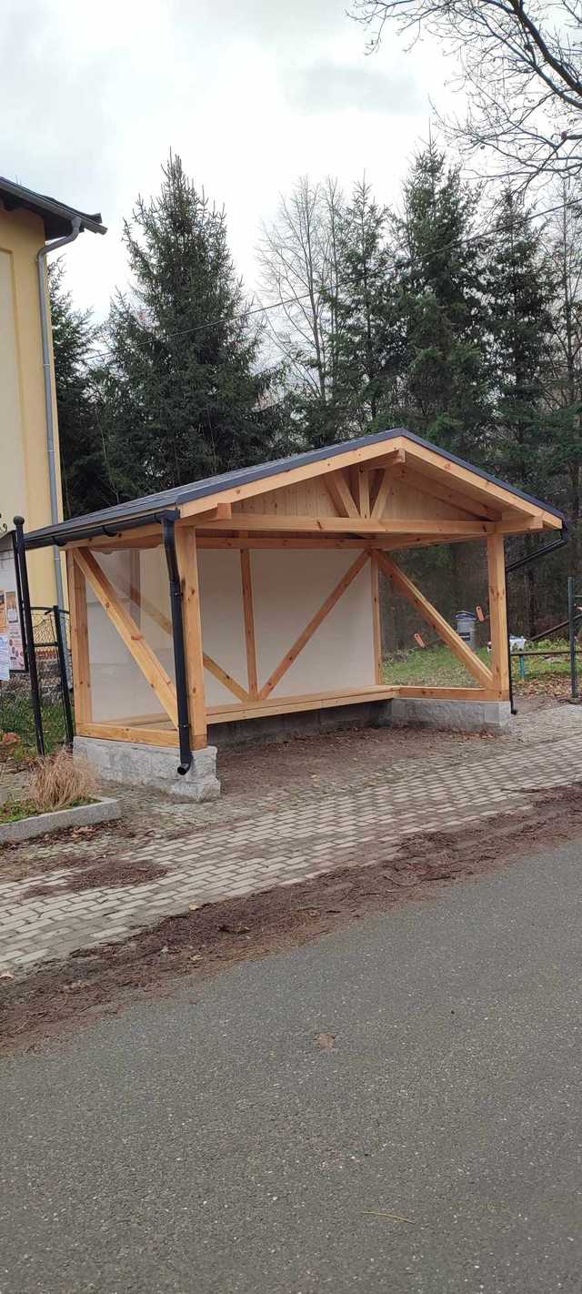 [FOTO] Nowa wiata przystankowa w Kobylej Głowie