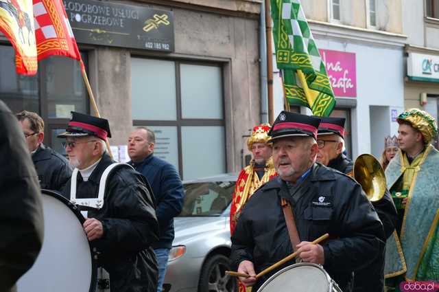 [FOTO, WIDEO] Trzej Królowie przeszli ulicami Ząbkowic Śląskich wspólnie z mieszkańcami!