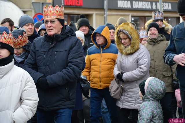 [FOTO, WIDEO] Trzej Królowie przeszli ulicami Ząbkowic Śląskich wspólnie z mieszkańcami!
