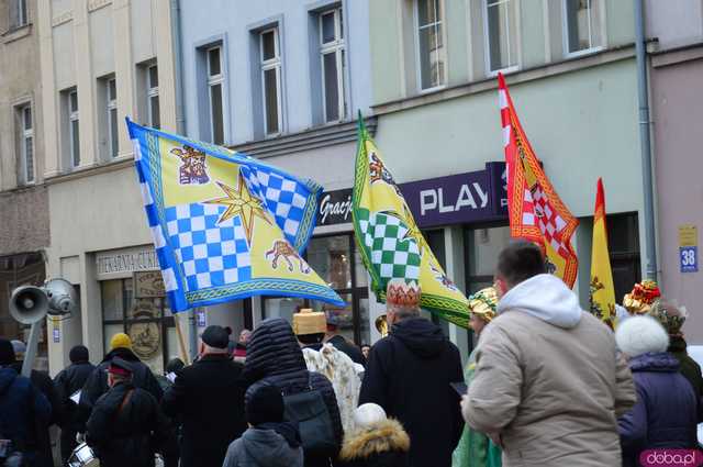 [FOTO, WIDEO] Trzej Królowie przeszli ulicami Ząbkowic Śląskich wspólnie z mieszkańcami!