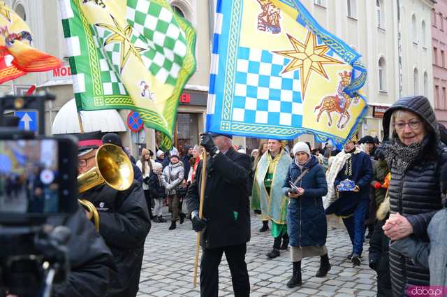 [FOTO, WIDEO] Trzej Królowie przeszli ulicami Ząbkowic Śląskich wspólnie z mieszkańcami!