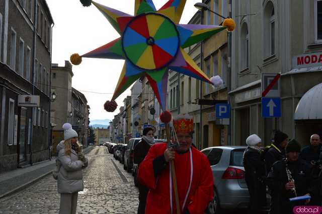 [FOTO, WIDEO] Trzej Królowie przeszli ulicami Ząbkowic Śląskich wspólnie z mieszkańcami!
