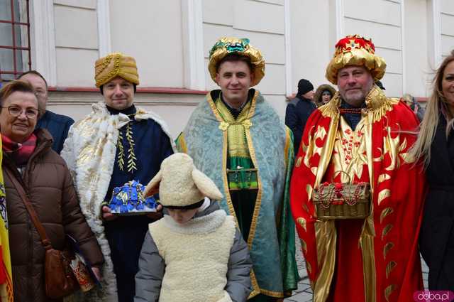 [FOTO, WIDEO] Trzej Królowie przeszli ulicami Ząbkowic Śląskich wspólnie z mieszkańcami!