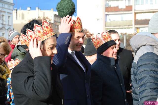 [FOTO, WIDEO] Trzej Królowie przeszli ulicami Ząbkowic Śląskich wspólnie z mieszkańcami!
