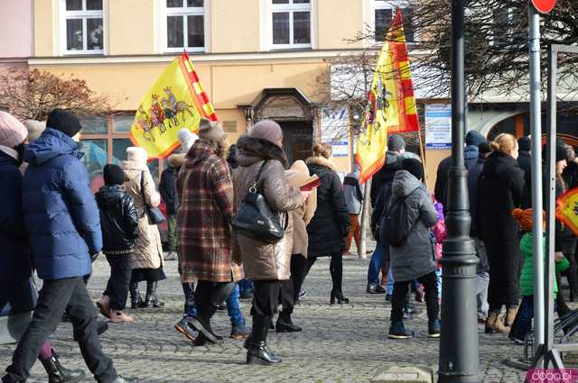 [FOTO, WIDEO] Trzej Królowie przeszli ulicami Ząbkowic Śląskich wspólnie z mieszkańcami!