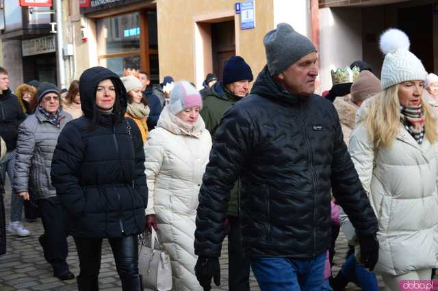 [FOTO, WIDEO] Trzej Królowie przeszli ulicami Ząbkowic Śląskich wspólnie z mieszkańcami!