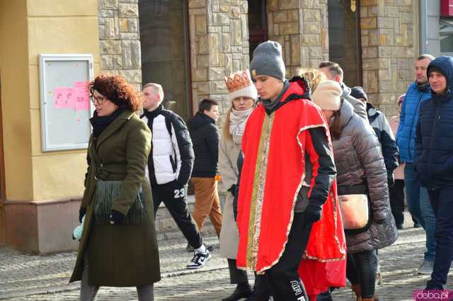 [FOTO, WIDEO] Trzej Królowie przeszli ulicami Ząbkowic Śląskich wspólnie z mieszkańcami!