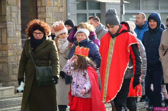 [FOTO, WIDEO] Trzej Królowie przeszli ulicami Ząbkowic Śląskich wspólnie z mieszkańcami!