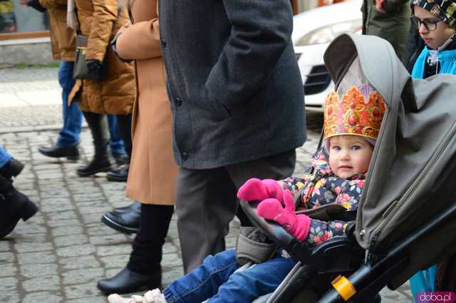 [FOTO, WIDEO] Trzej Królowie przeszli ulicami Ząbkowic Śląskich wspólnie z mieszkańcami!