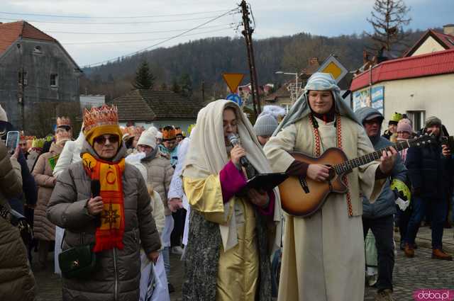 [FOTO,WIDEO] Już 13 raz Orszak Trzech Króli przeszedł ulicami Barda 