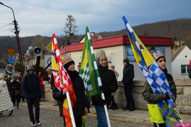 [FOTO,WIDEO] Już 13 raz Orszak Trzech Króli przeszedł ulicami Barda 