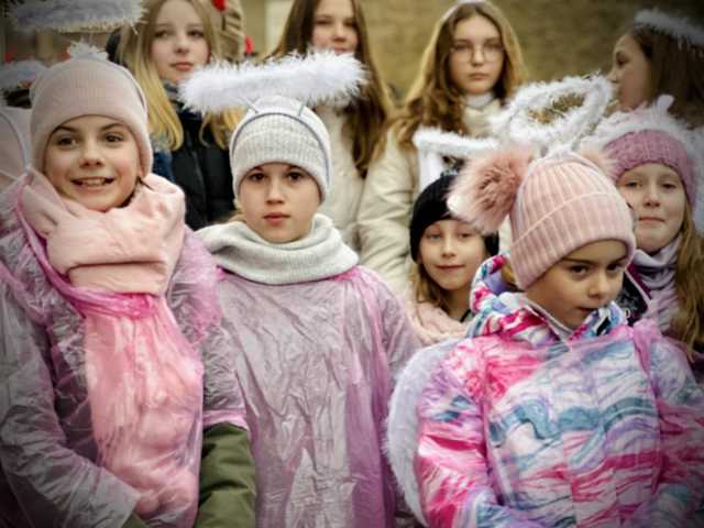 [FOTO] Barwny orszak przeszedł przez Ziębice – mieszkańcy wspólnie uczcili święto Objawienia Pańskiego 