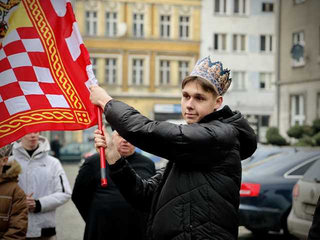 [FOTO] Barwny orszak przeszedł przez Ziębice – mieszkańcy wspólnie uczcili święto Objawienia Pańskiego 