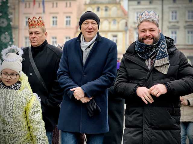 [FOTO] Barwny orszak przeszedł przez Ziębice – mieszkańcy wspólnie uczcili święto Objawienia Pańskiego 