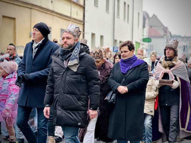[FOTO] Barwny orszak przeszedł przez Ziębice – mieszkańcy wspólnie uczcili święto Objawienia Pańskiego 