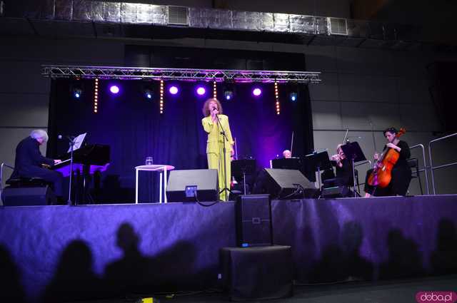 [FOTO] Alicja Majewska oczarowała Ziębice: 50 lat artyski na scenie
