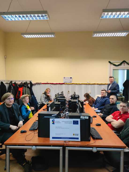 [FOTO] Ząbkowickie technikum rozwija kwalifikacje uczniów dzięki unijnemu projektowi