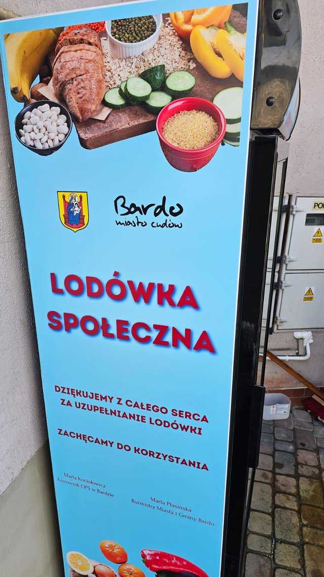 [FOTO] Lodówka społeczna w Bardzie już dostępna!