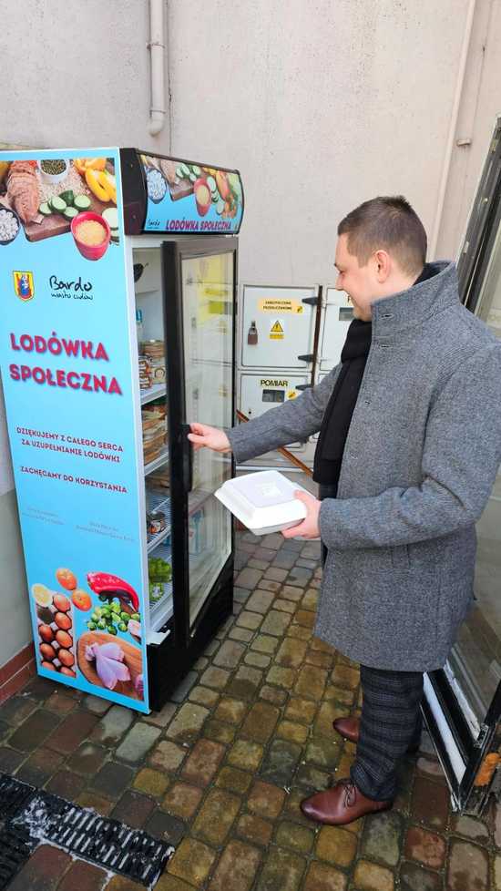 [FOTO] Lodówka społeczna w Bardzie już dostępna!
