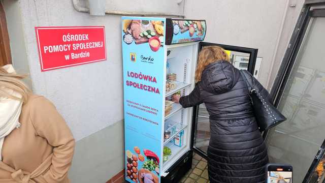 [FOTO] Lodówka społeczna w Bardzie już dostępna!