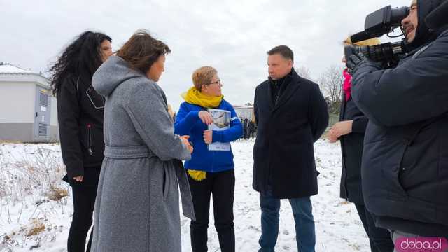 Słoneczna Przystań w Bardzie – Konferencja ministra ds. odbudowy po powodzi Marcina Kierwińskiego