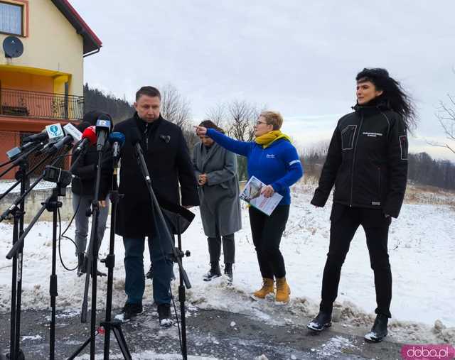Słoneczna Przystań w Bardzie – Konferencja ministra ds. odbudowy po powodzi Marcina Kierwińskiego