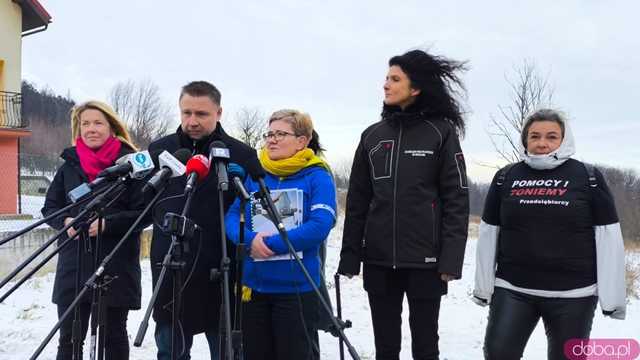 Słoneczna Przystań w Bardzie – Konferencja ministra ds. odbudowy po powodzi Marcina Kierwińskiego