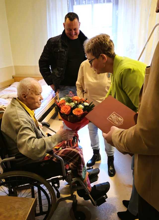 101. urodziny pana Mariana z gminy Bardo! Z tej okazji odwiedzili go przedstawiciele miasta