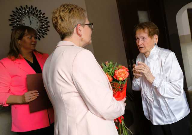 Pani Stefania Porębska z Potworowa świętowała 93. urodziny. Taką niespodziankę zrobili jej przedstawiciele gminy