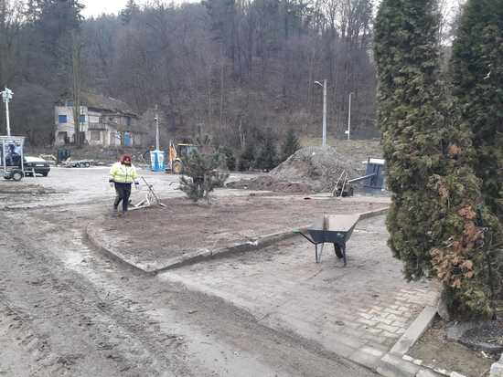 [FOTO] Bardo szykuje się do przyjęcia turystów. Trwa porządkowanie miasta 