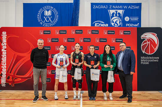 [FOTO] Srebrny sukces młodych koszykarek z Ziębic – Zuzanna Smędzik z tytułem MVP!