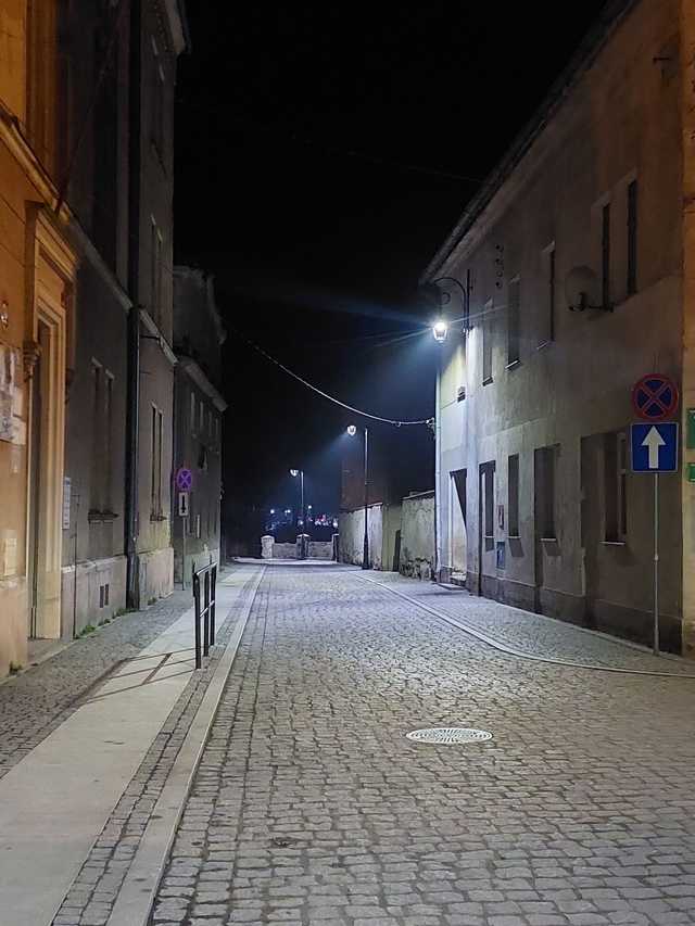 [FOTO] Trwa wymiana oświetlenia na terenie Ząbkowic Śląskich, gdzie pojawią się nowe lampy?