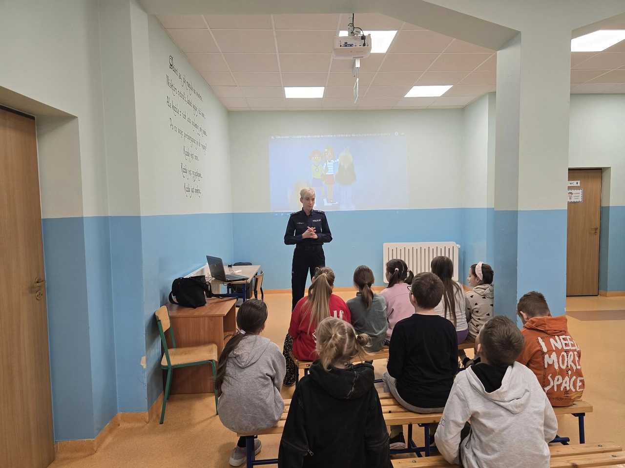 [FOTO] Odpowiedzialność nie ma wieku – lekcja bezpieczeństwa dla uczniów w Henrykowie