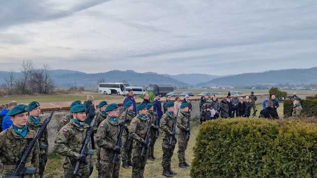 [FOTO] Pamięć, która nie zgaśnie. Uroczyste odznaczenie grobu Czesława Marcjana w Budzowie 