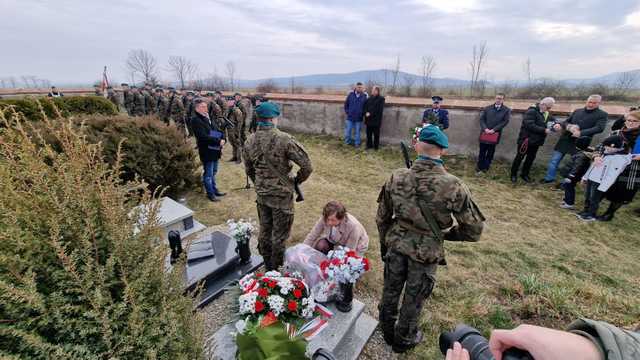 [FOTO] Pamięć, która nie zgaśnie. Uroczyste odznaczenie grobu Czesława Marcjana w Budzowie 