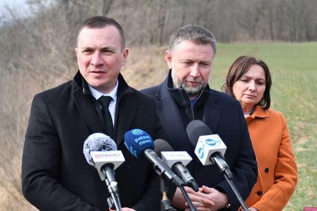 [FOTO] Kiedy rozpocznie się budowa zbiornika retencyjnego Kamieniec Ząbkowicki? Konferencja ministrów Kierwińskiego oraz Roguskiej w Suszce
