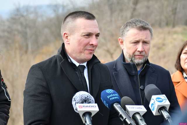 [FOTO] Kiedy rozpocznie się budowa zbiornika retencyjnego Kamieniec Ząbkowicki? Konferencja ministrów Kierwińskiego oraz Roguskiej w Suszce
