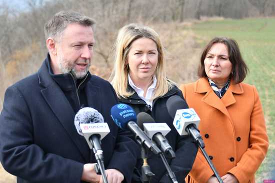 [FOTO] Kiedy rozpocznie się budowa zbiornika retencyjnego Kamieniec Ząbkowicki? Konferencja ministrów Kierwińskiego oraz Roguskiej w Suszce