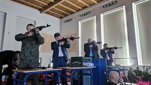 [FOTO] Wirtualna strzelnica w Ziębicach otwarta! 