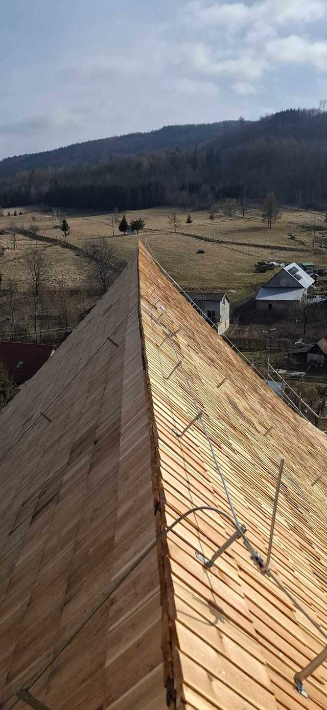 [FOTO] Parafianie Kościoła św. Jakuba w Chwalisławiu mogą cieszyć się nowym pokryciem dachowym