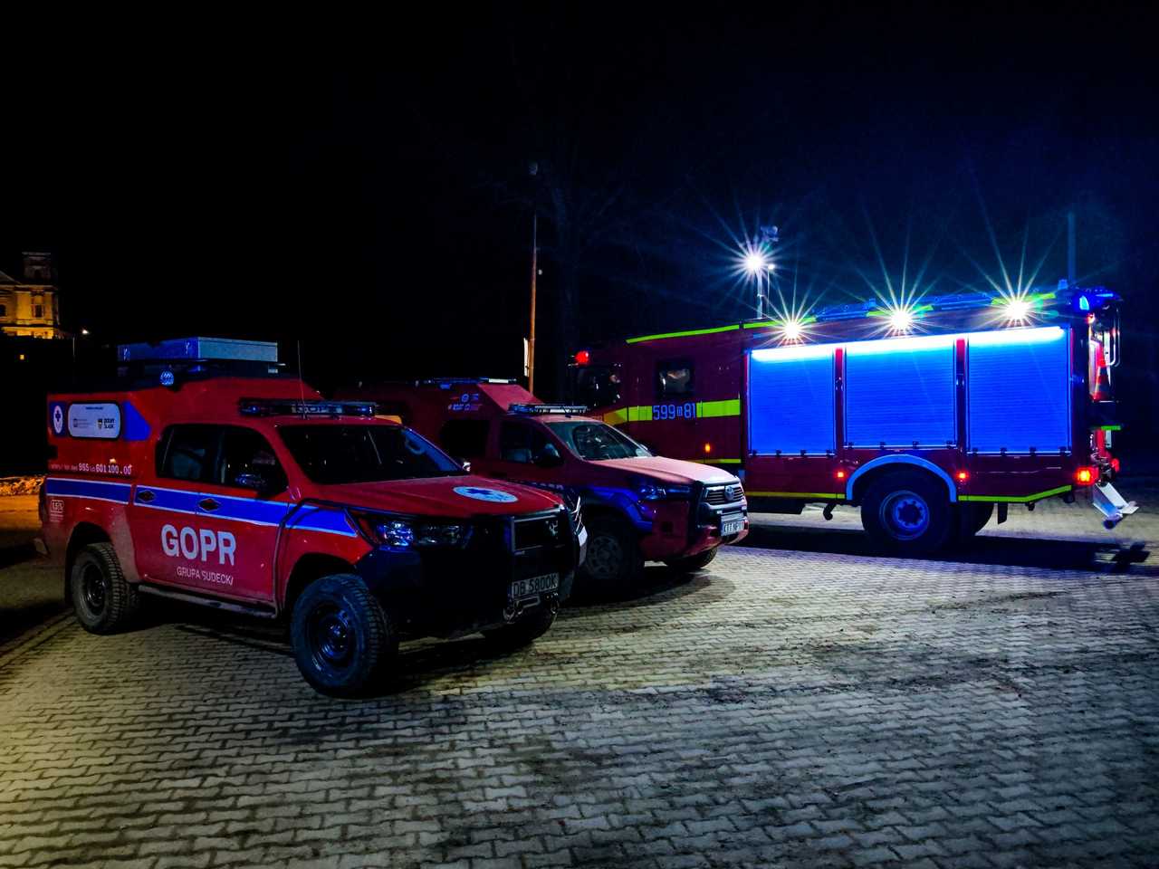 [FOTO] Wyszli na spacer, utknęli nad przepaścią! Akcja ratunkowa z udziałem GOPR i straży pożarnej w Bardzie 