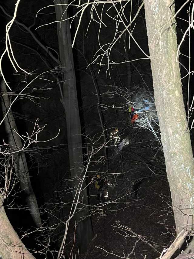 [FOTO] Wyszli na spacer, utknęli nad przepaścią! Akcja ratunkowa z udziałem GOPR i straży pożarnej w Bardzie 