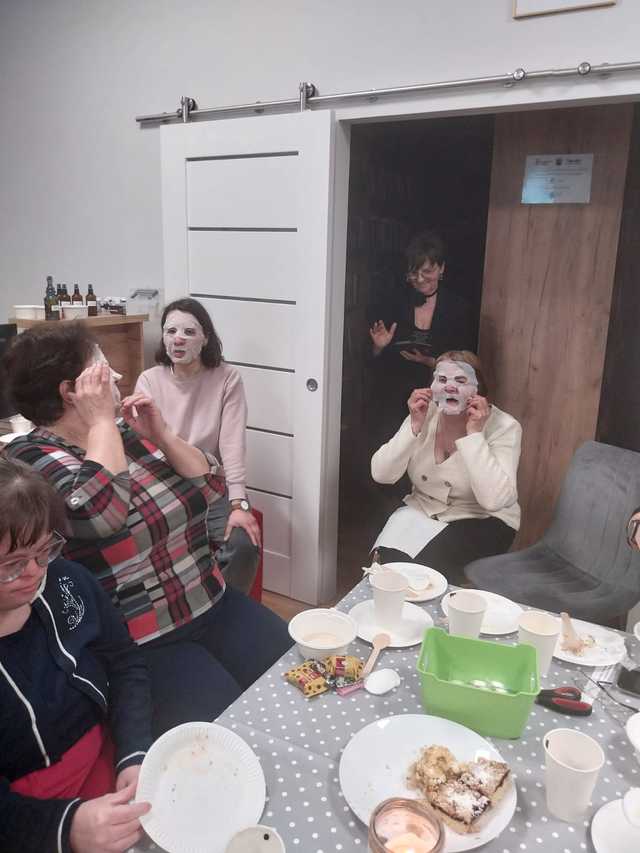 [FOTO] Literacko i kosmetycznie! Tak świętowano Dzień Kobiet w Brzeźnicy