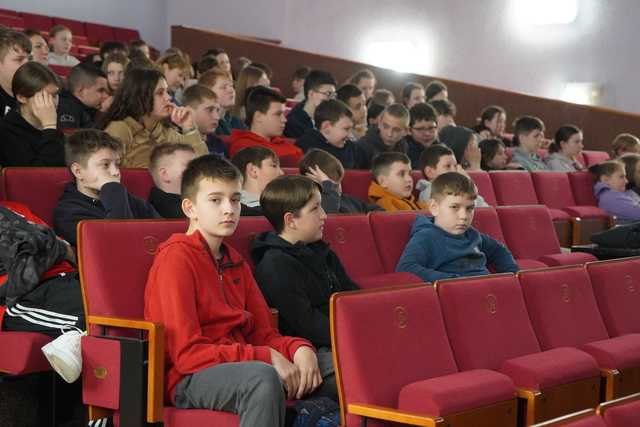 [FOTO] Jak reagować w kryzysie? Licealistki z Henrykowa zorganizowały warsztaty dla młodzieży w tej tematyce 