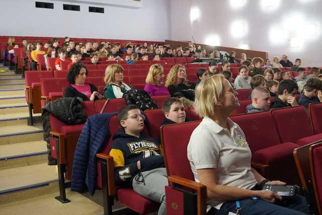 [FOTO] Jak reagować w kryzysie? Licealistki z Henrykowa zorganizowały warsztaty dla młodzieży w tej tematyce 