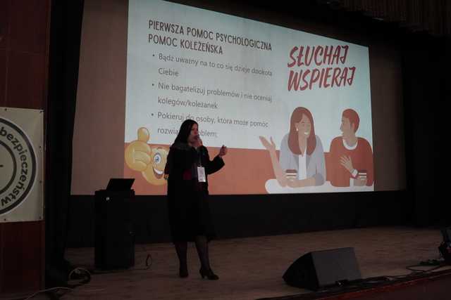 [FOTO] Jak reagować w kryzysie? Licealistki z Henrykowa zorganizowały warsztaty dla młodzieży w tej tematyce 