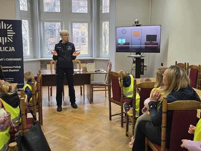 [FOTO] Przedszkolaki odwiedziły ząbkowickich policjantów