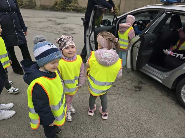 [FOTO] Przedszkolaki odwiedziły ząbkowickich policjantów